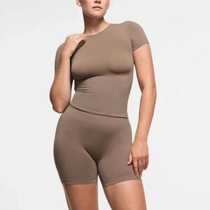 Skims Soft Smoothing Seamless T-Shirt Truffle Size Large